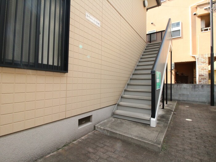 物件外観写真2　(エントランス部分)