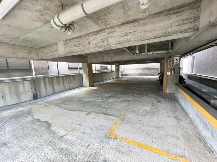 物件外観写真3　(駐車場)