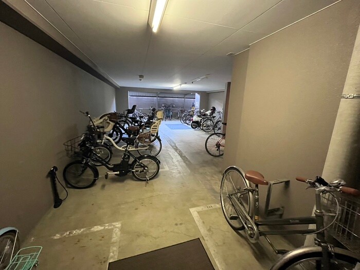 物件外観写真4　(駐輪場)