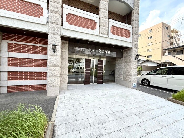 物件外観写真2　(エントランス部分)