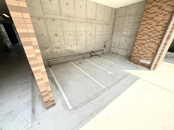 物件外観写真4　(バイク置き場)