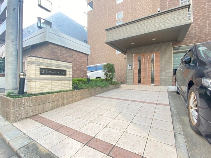 物件外観写真2　(エントランス部分)