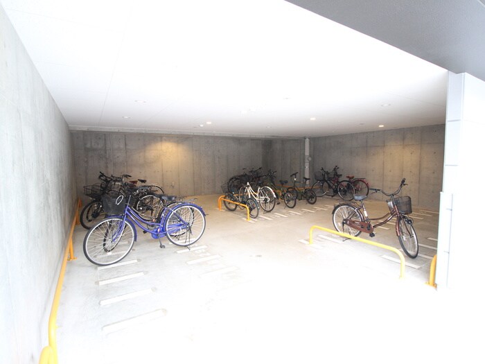 物件外観写真4　(駐輪場)