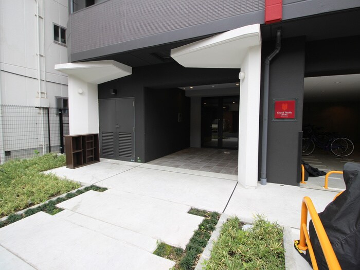 物件外観写真5　(エントランス部分)