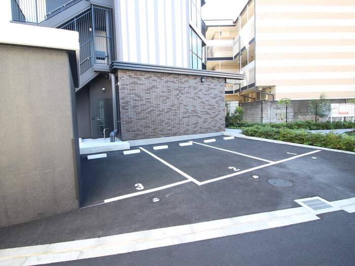 物件外観写真6　(駐車場)