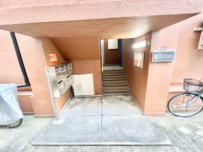 物件外観写真4　(エントランス部分)