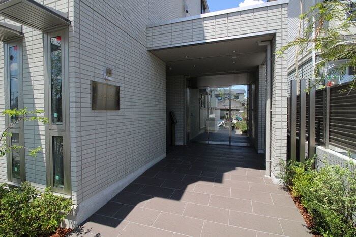 物件外観写真2　(エントランス部分)