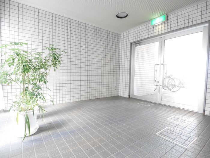 物件外観写真6　(エントランス部分)