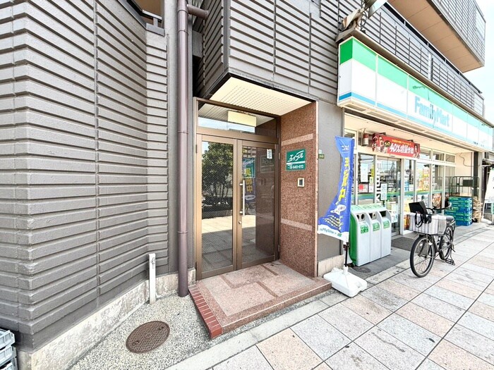 物件外観写真2　(エントランス部分)