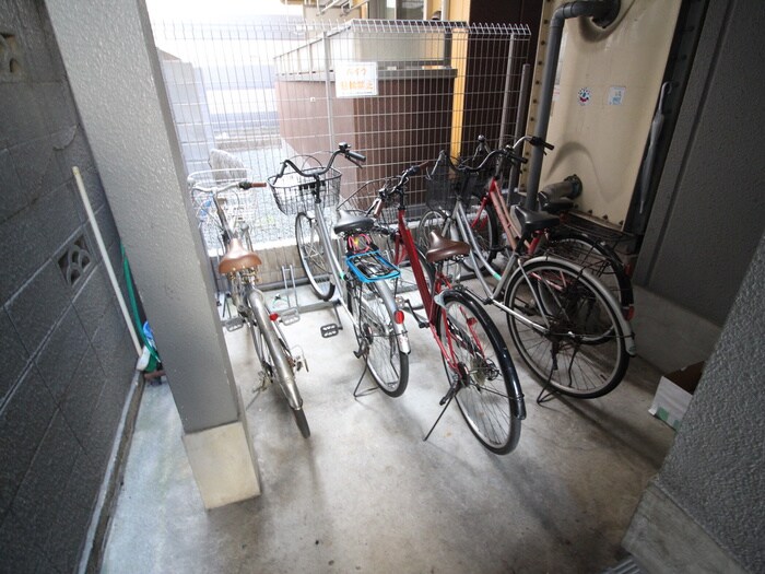 物件外観写真4　(駐輪場)
