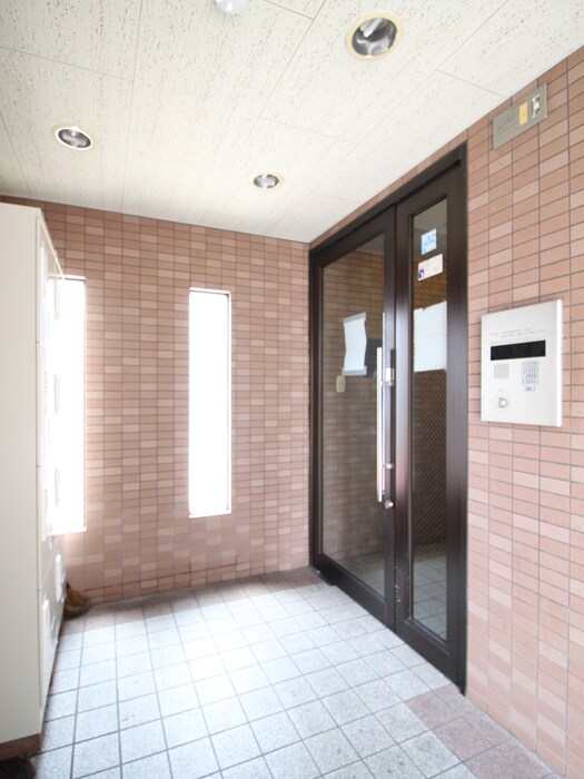 物件外観写真4　(エントランス部分)