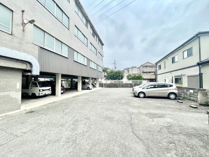 物件外観写真3　(駐車場)