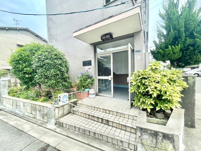 物件外観写真4　(エントランス部分)