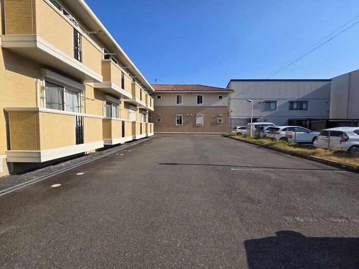 物件外観写真3　(駐車場)