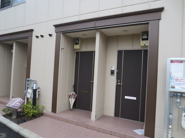物件外観写真3　(エントランス部分)
