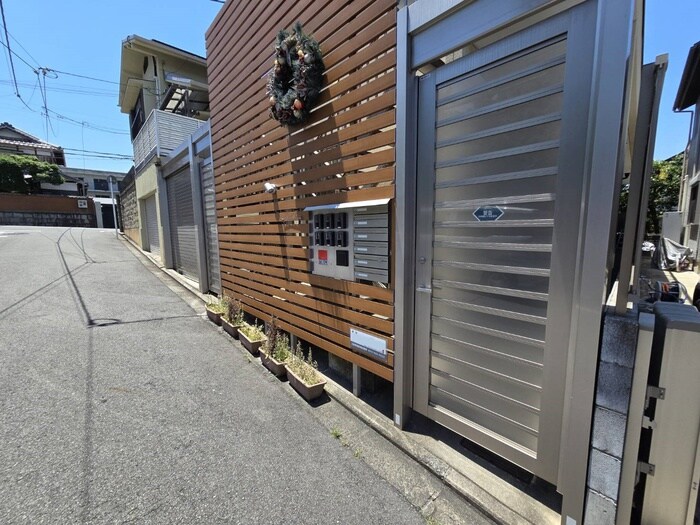 物件外観写真4　(エントランス部分)