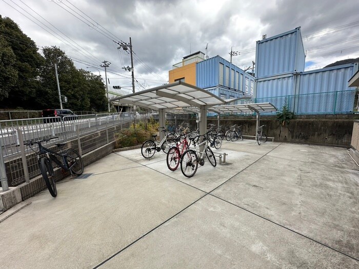 物件外観写真2　(駐輪場)