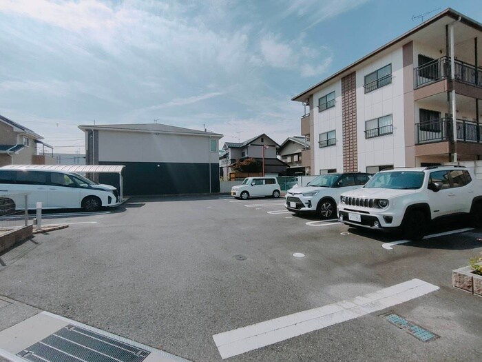 物件外観写真2　(駐車場)