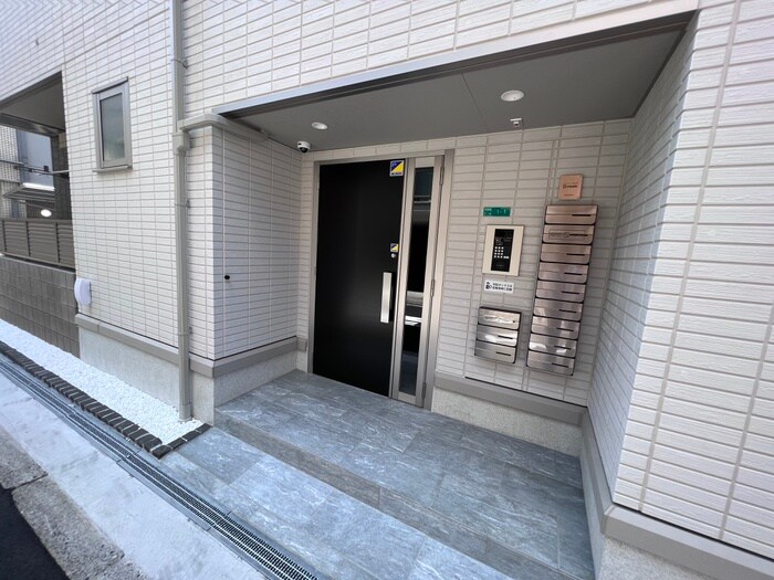 物件外観写真3　(エントランス部分)