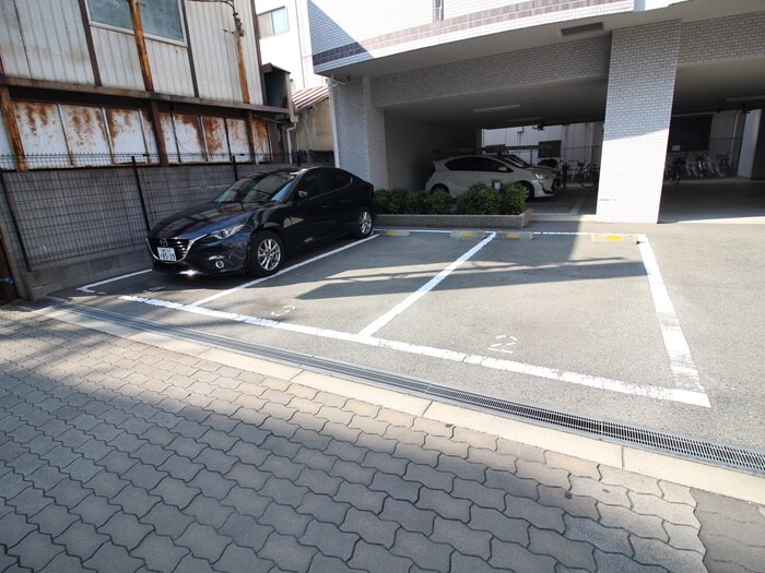 物件外観写真5　(駐車場)