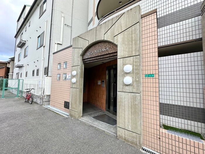 物件外観写真3　(エントランス部分)