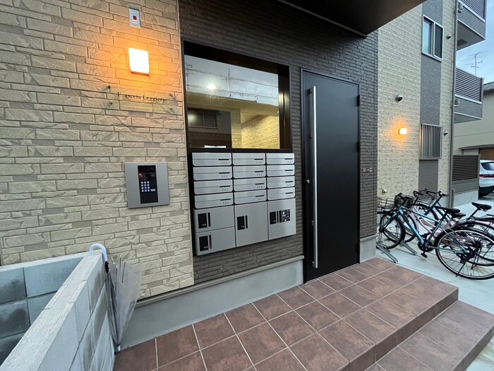 物件外観写真3　(エントランス部分)