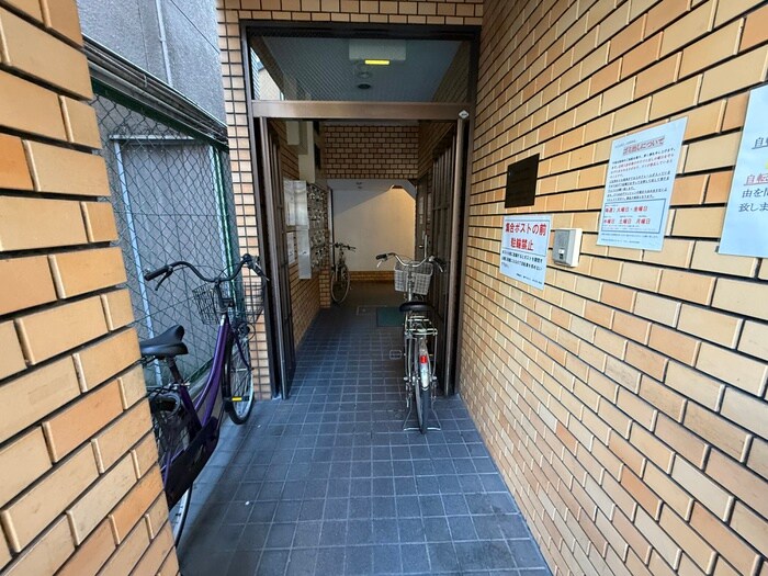 物件外観写真3　(エントランス部分)