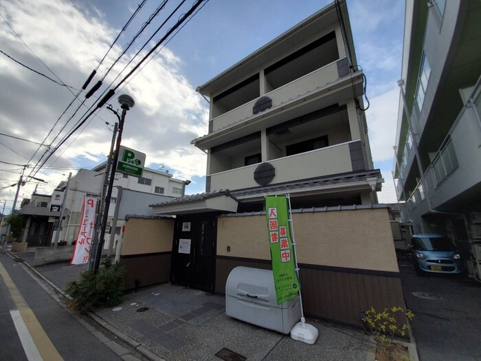 物件外観写真2　(エントランス部分)