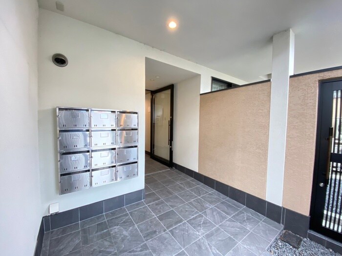 物件外観写真3　(エントランス部分)