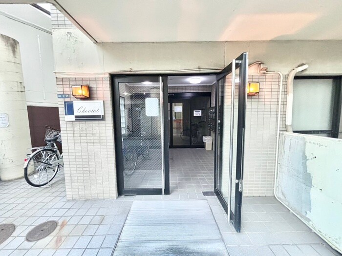 物件外観写真3　(エントランス部分)