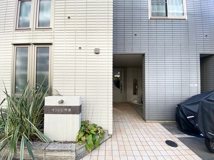 物件外観写真2　(エントランス部分)