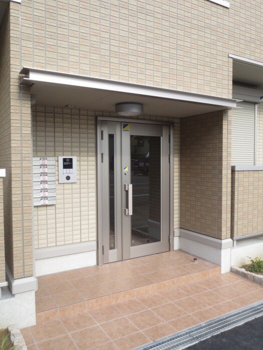 物件外観写真3　(エントランス部分)