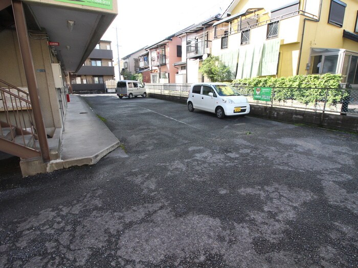 物件外観写真2　(駐車場)