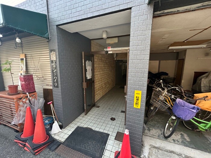 物件外観写真6　(エントランス部分)