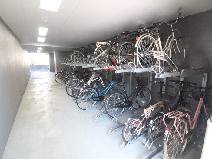 物件外観写真4　(駐輪場)