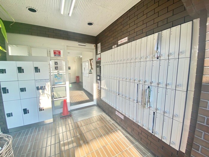 物件外観写真2　(エントランス部分)