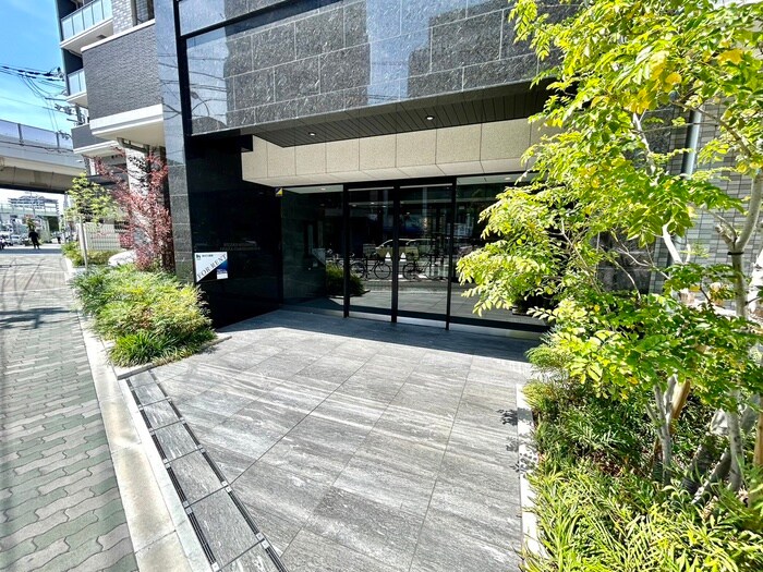 物件外観写真2　(エントランス部分)