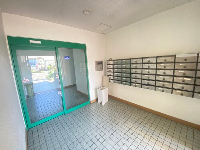 物件外観写真2　(エントランス部分)