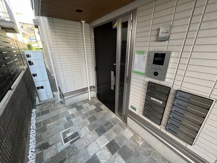 物件外観写真2　(エントランス部分)