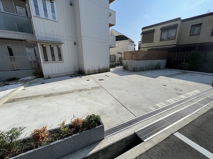 物件外観写真4　(駐車場)