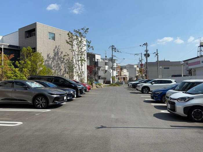 物件外観写真3　(駐車場)