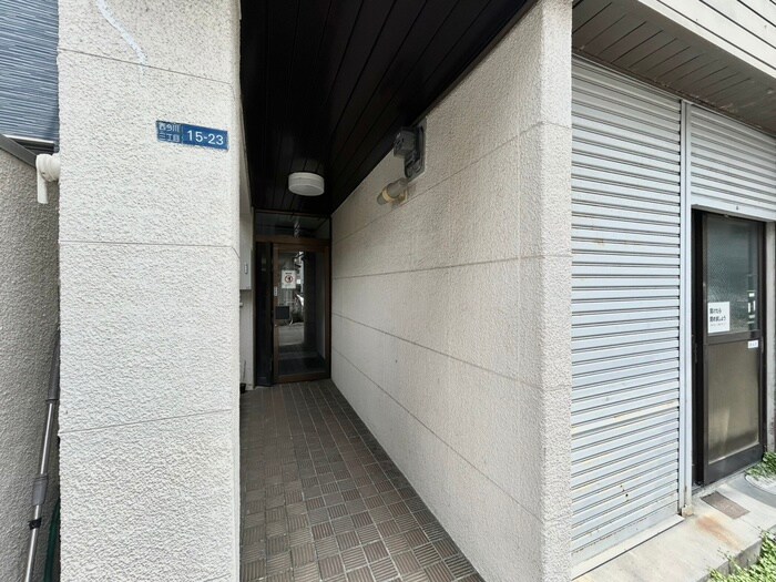 物件外観写真2　(エントランス部分)