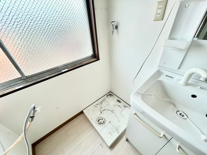 物件内観写真12　(洗濯機置場)