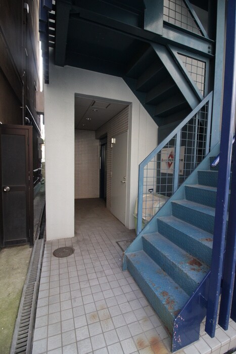 物件外観写真6　(エントランス部分)