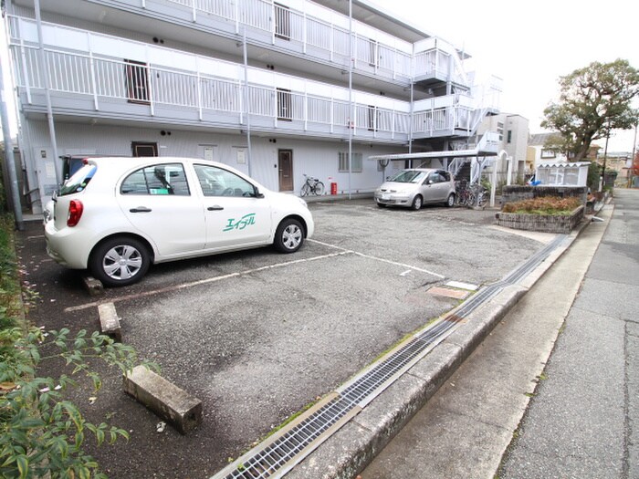 物件外観写真3　(駐車場)