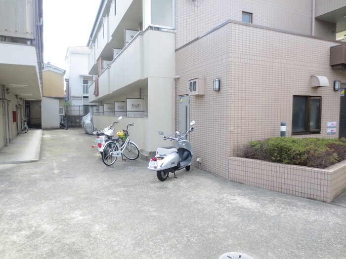 物件外観写真3　(駐輪場)