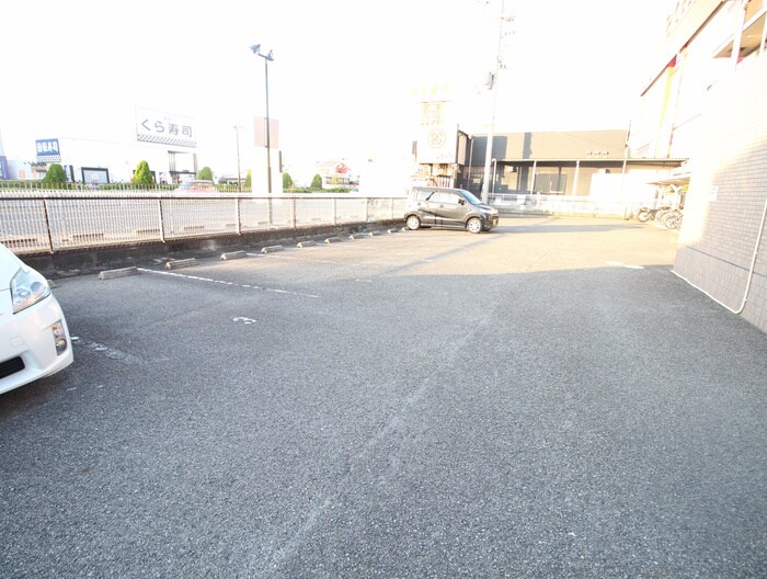 物件外観写真4　(駐車場)
