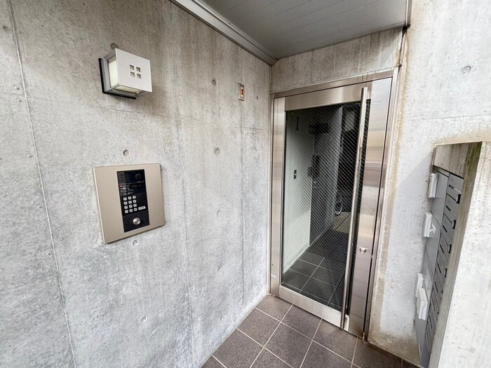 物件外観写真3　(エントランス部分)
