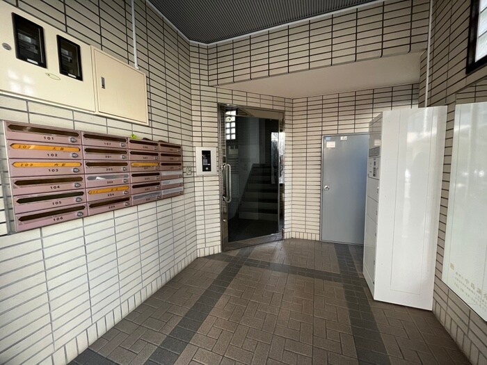 物件外観写真4　(エントランス部分)