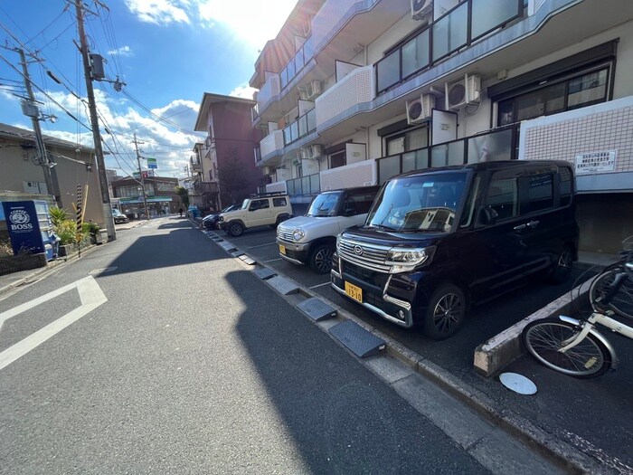 物件外観写真6　(駐車場)